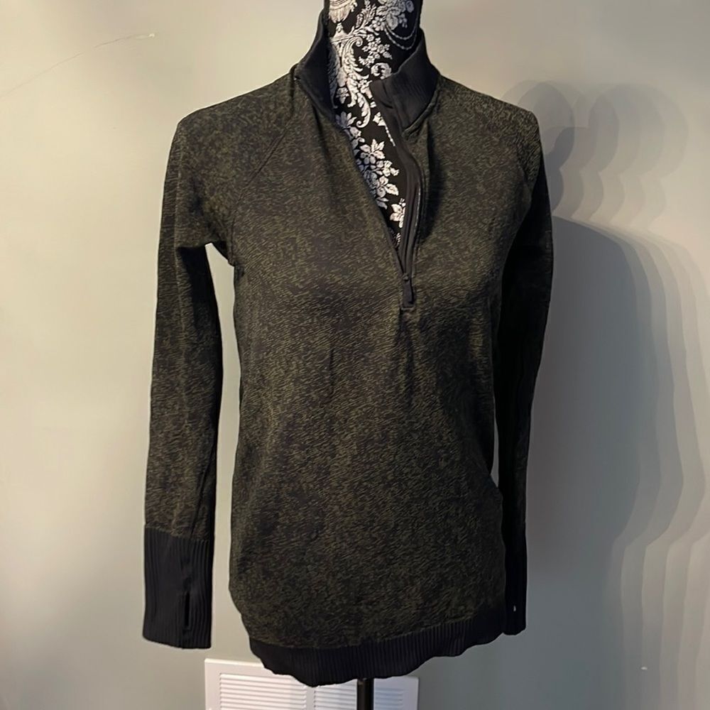 Lululemon size 8 longsleeve half Zipup